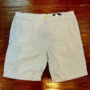 Vineyard Vines seersucker blue and white striped flat front dress shorts sz 42